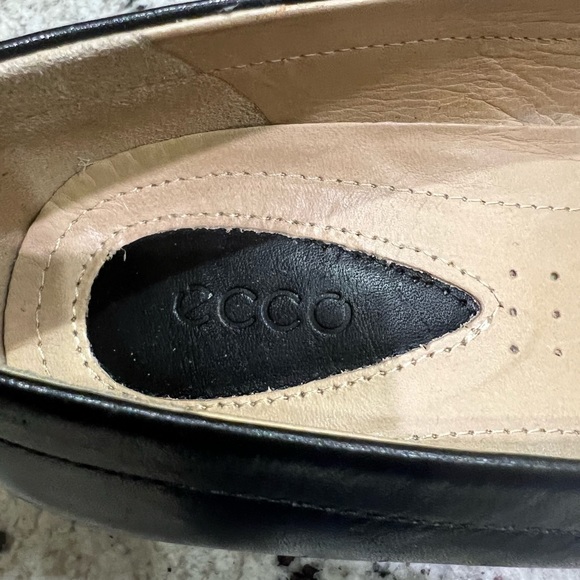 ECCO black leather slip on shoe - Picture 5 of 7